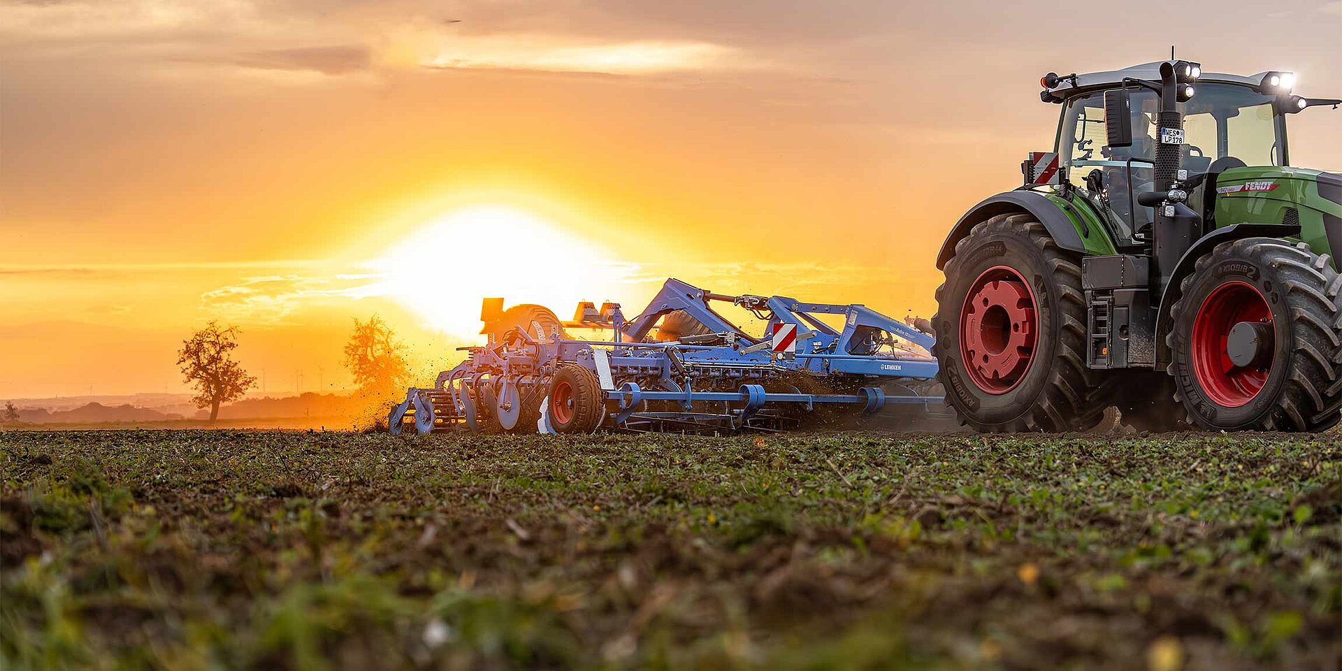 Kurzscheibenegge LEMKEN Rubin 10 MR TF im Sonnenuntergang