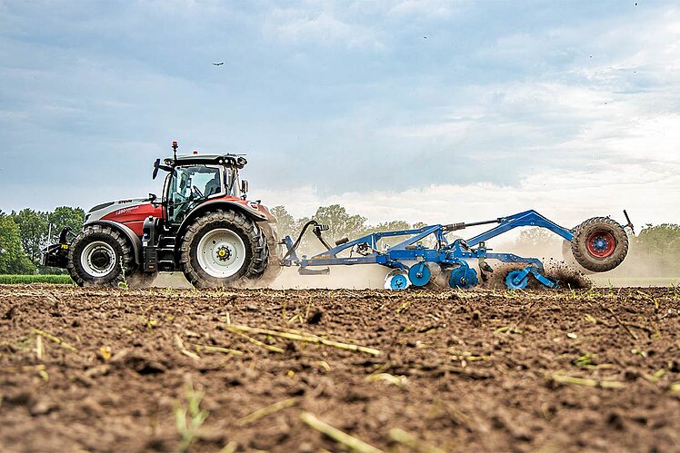Kurzscheibenegge LEMKEN Rubin 10 MR-TF im Feldeinsatz