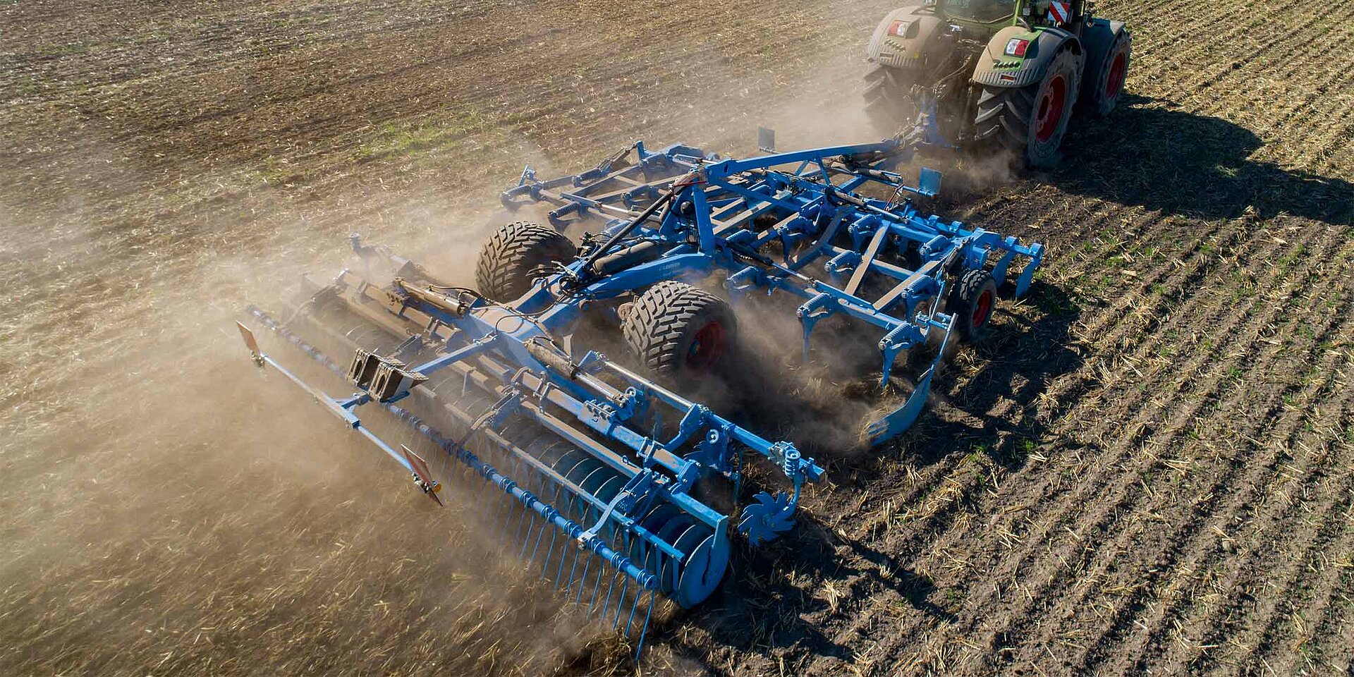 LEMKEN Grubber Karat 10 Einsatz Luftaufnahme