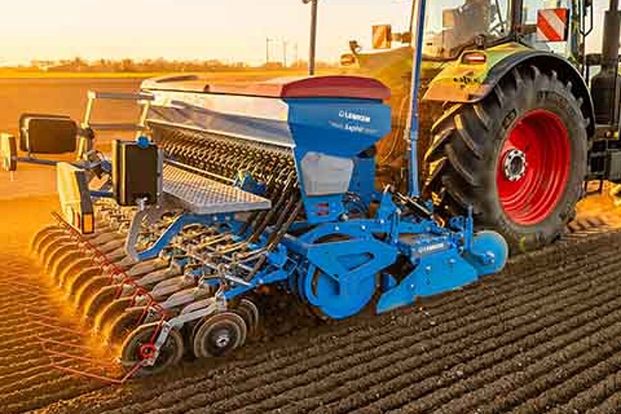 LEMKEN Saphir XMR bei der Aussaat im Abendlicht