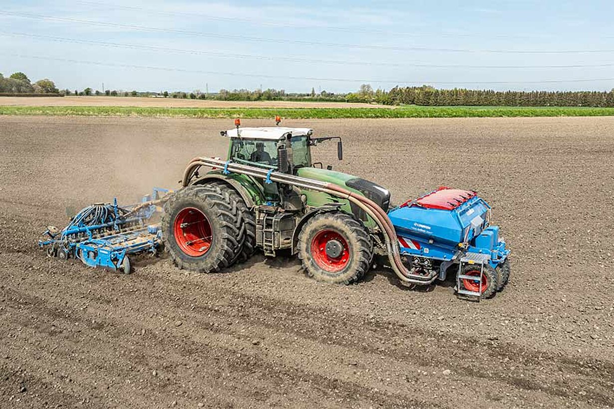 LEMKEN Solitair F in action