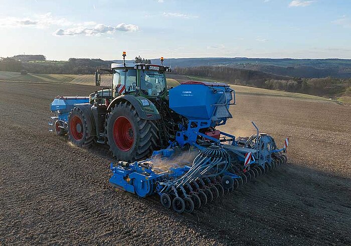 Die LEMKEN Solitair MF im Einsatz auf dem Acker. Die LEMKEN Solitair MF im Einsatz auf dem Acker.