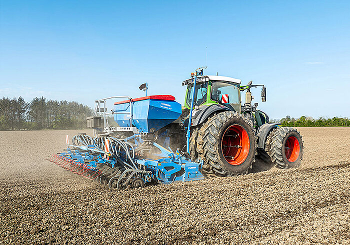 Solitair MR and Zirkon in combination by LEMKEN in operation