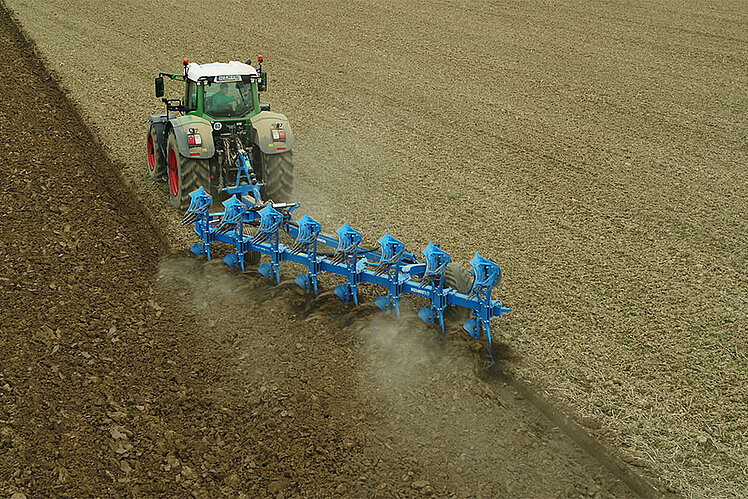 Semi-mounted reversible ploughs