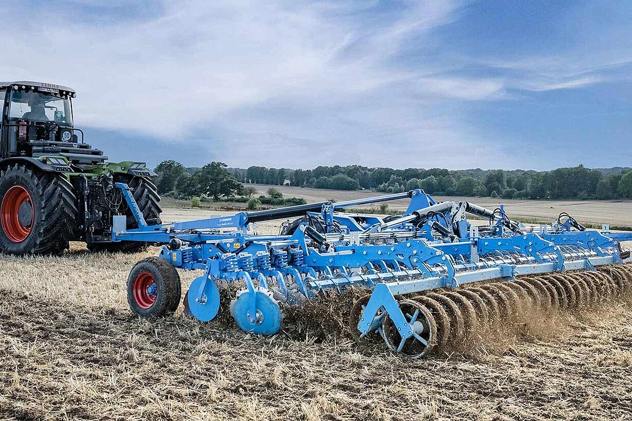 LEMKEN Rubin 10/1000 in action