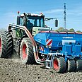  Semoir pneumatique LEMKEN Solitair F Vue de face avec trémie frontale
