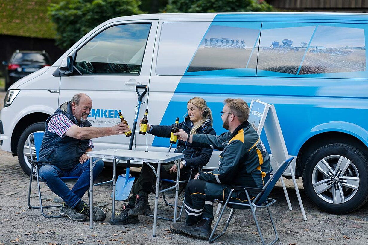 Bodentour Folge 1 Abschluss Tag 1 mit Bier vor LEMKEN Bus
