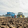 Pneumatische Drillmaschine Solitair ST von LEMKEN im Feldeinsatz Seitenansicht