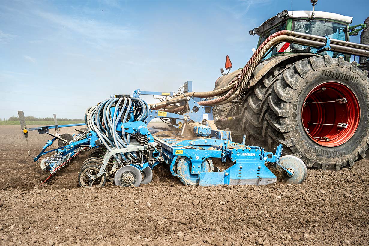 Pneumatic seed drill LEMKEN Solitair F Side view