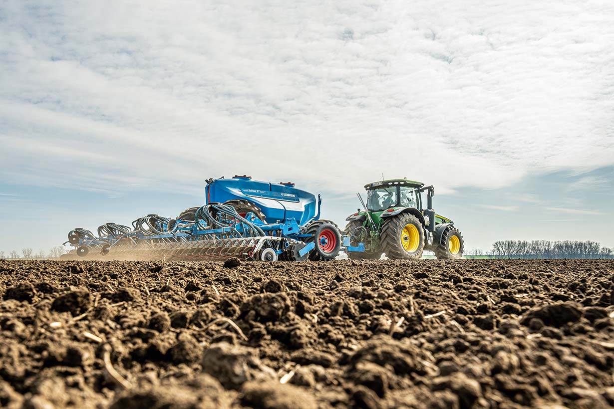 Pneumatische Drillmaschine Solitair ST von LEMKEN im Feldeinsatz Seitenansicht