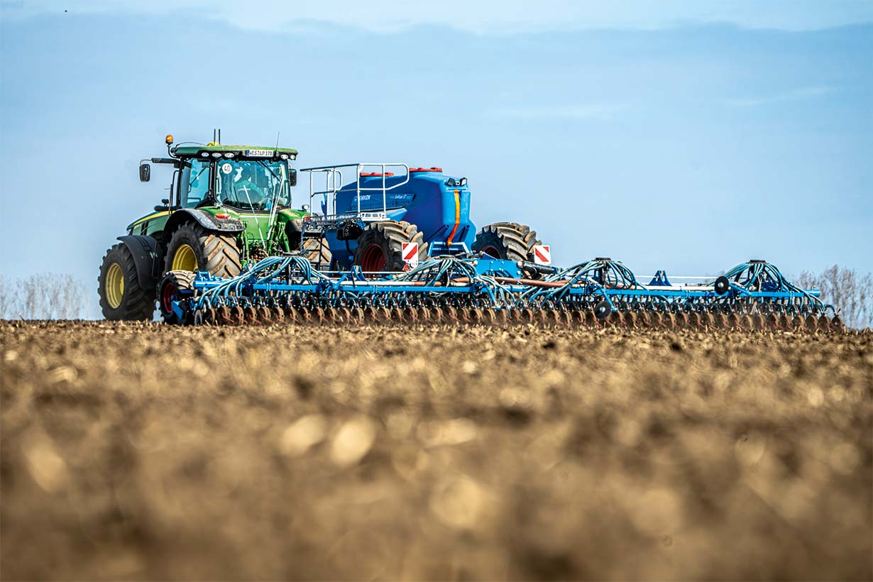 Pneumatische Drillmaschine Solitair ST von LEMKEN im Feldeinsatz
