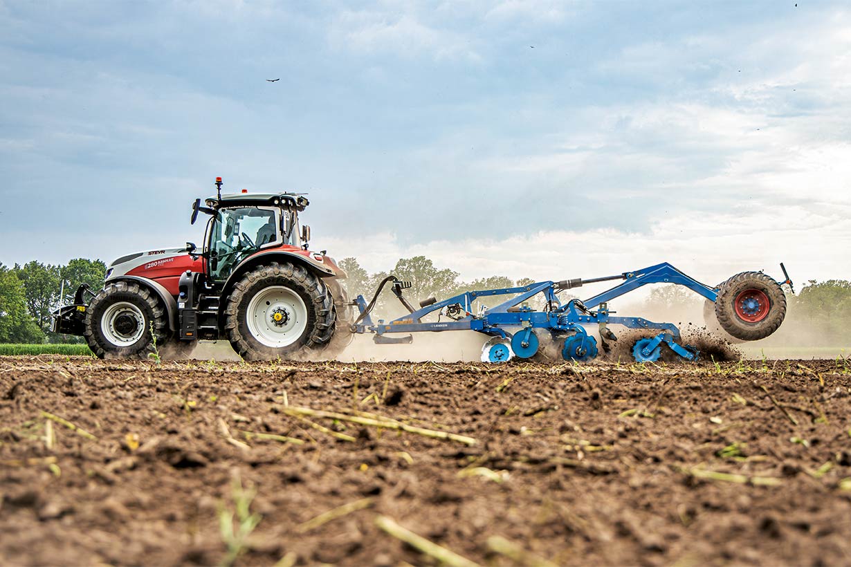 Kurzscheibenegge LEMKEN Rubin 10 MR-TF im Feldeinsatz