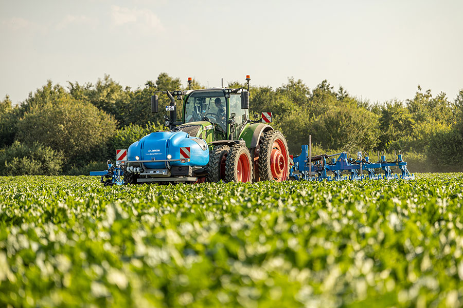 Hackmaschine EC-Weeder mit Frontbehälter SprayHub
