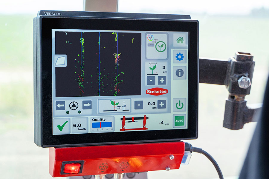 Image de la caméra du LEMKEN Steketee IC-Light+ guidage par caméra lors du binage des oignons