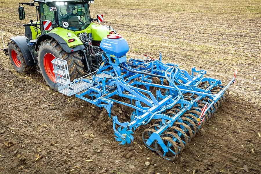 LEMKEN Grubber Karat 10 Einsatz mit MultiHub