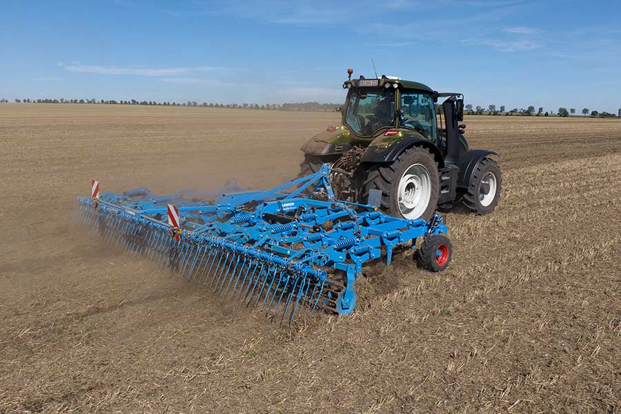 LEMKEN Grubber Koralin angebaut im Einsatz