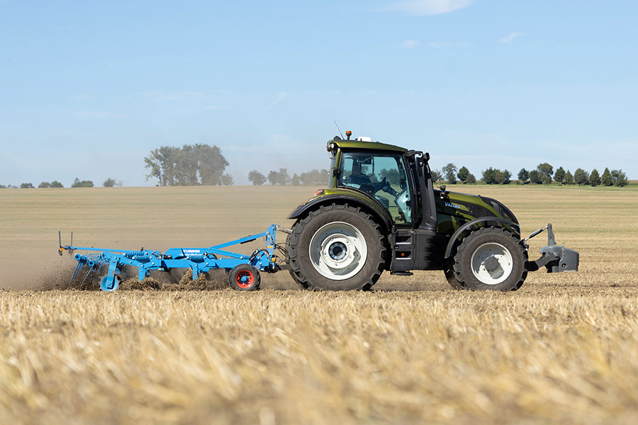 LEMKEN Grubber Koralin angebaut im Einsatz Seitenansicht