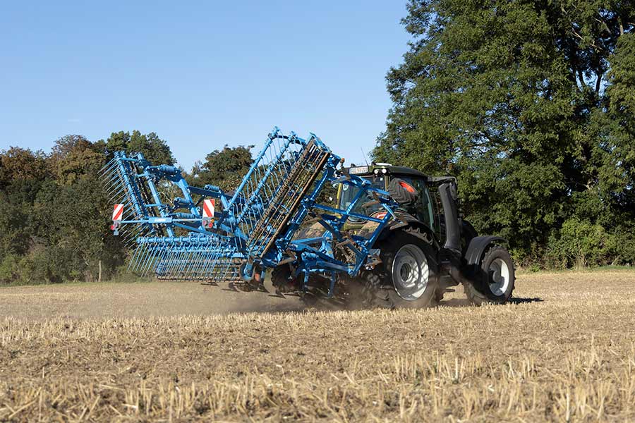 LEMKEN Grubber Koralin angebaut Klappung