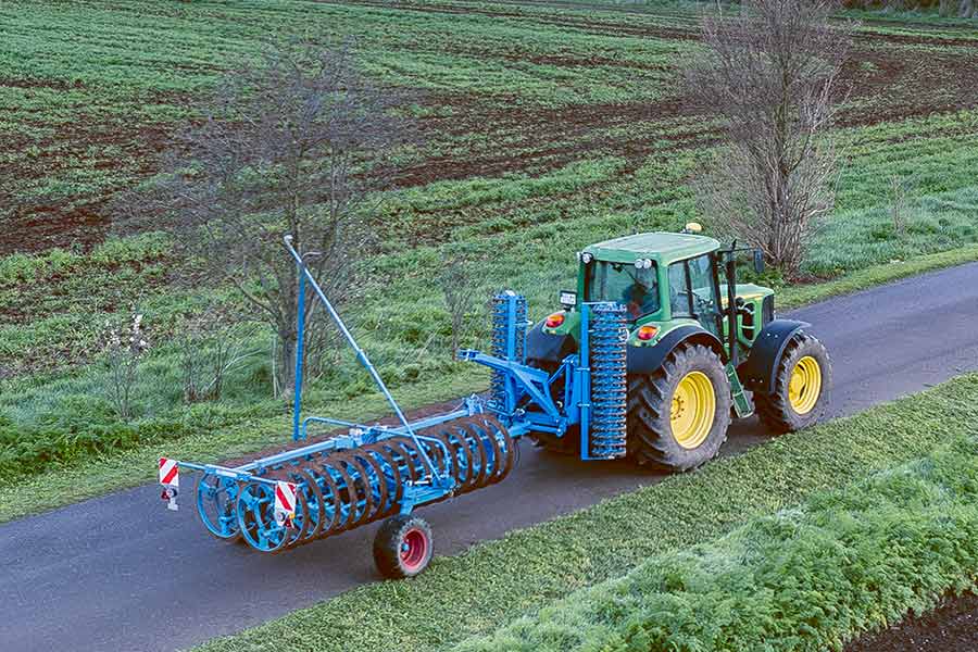 LEMKEN Packer Nachlaufwalze beim Straßentrasport Luftansicht