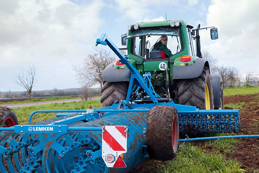 LEMKEN Packer Nachlaufwalze beim Transport