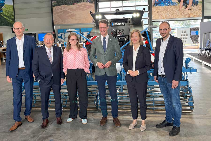 NRW-Ministerpräsident Hendrik Wüst zu Besuch bei LEMKEN in Alpen, um sich über innovative Technologien in der Landwirtschaft zu informieren.