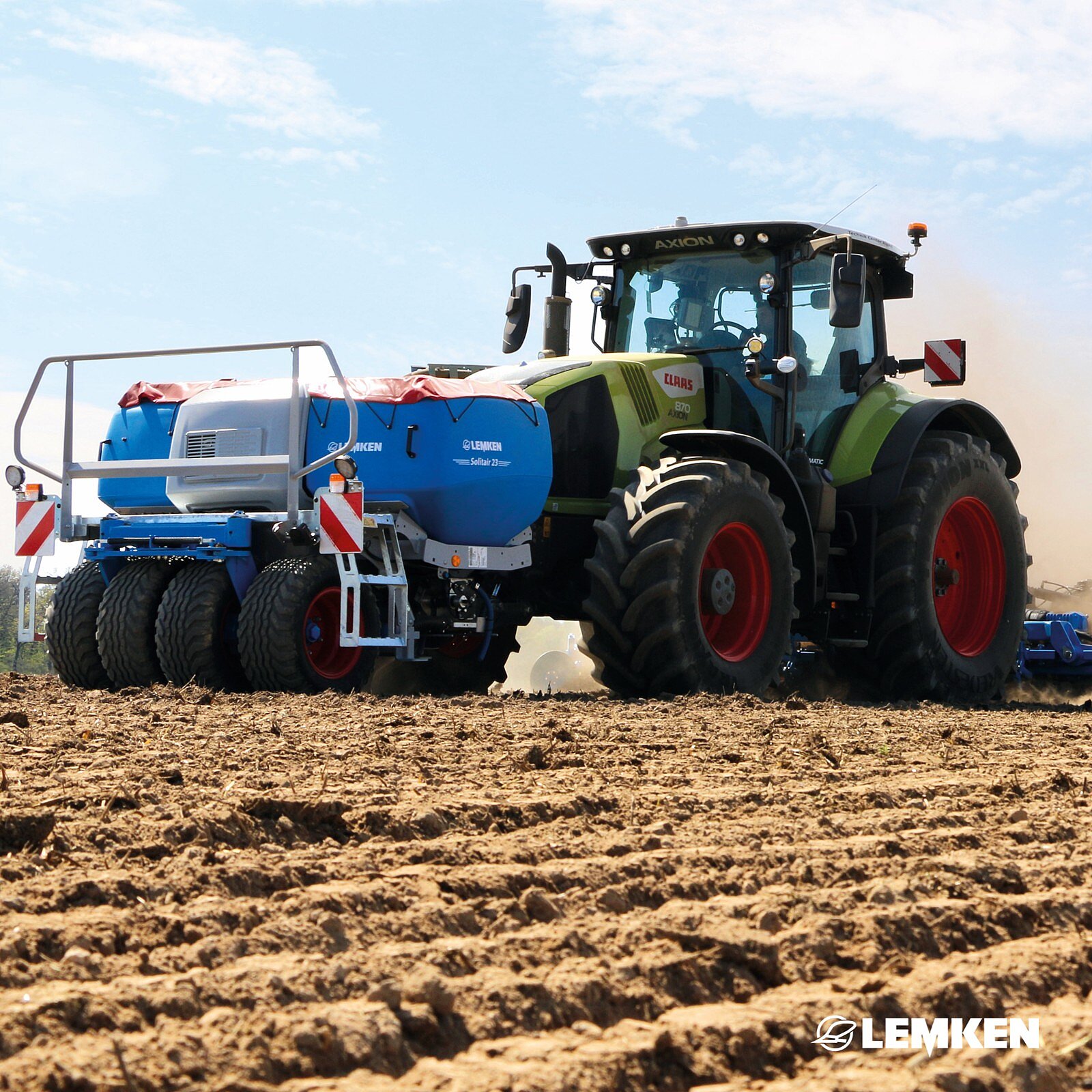 Sowing or fertilizing - no problem 🤩

With a hopper volume of 1,900 litres, our Solitair 23+ can be combined with...