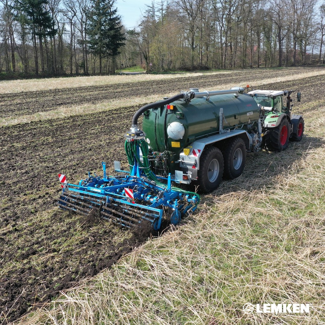 The perfect combination of short disc harrow and slurry spreader. 💪 With the precision slurry spreader, the slurry is...
