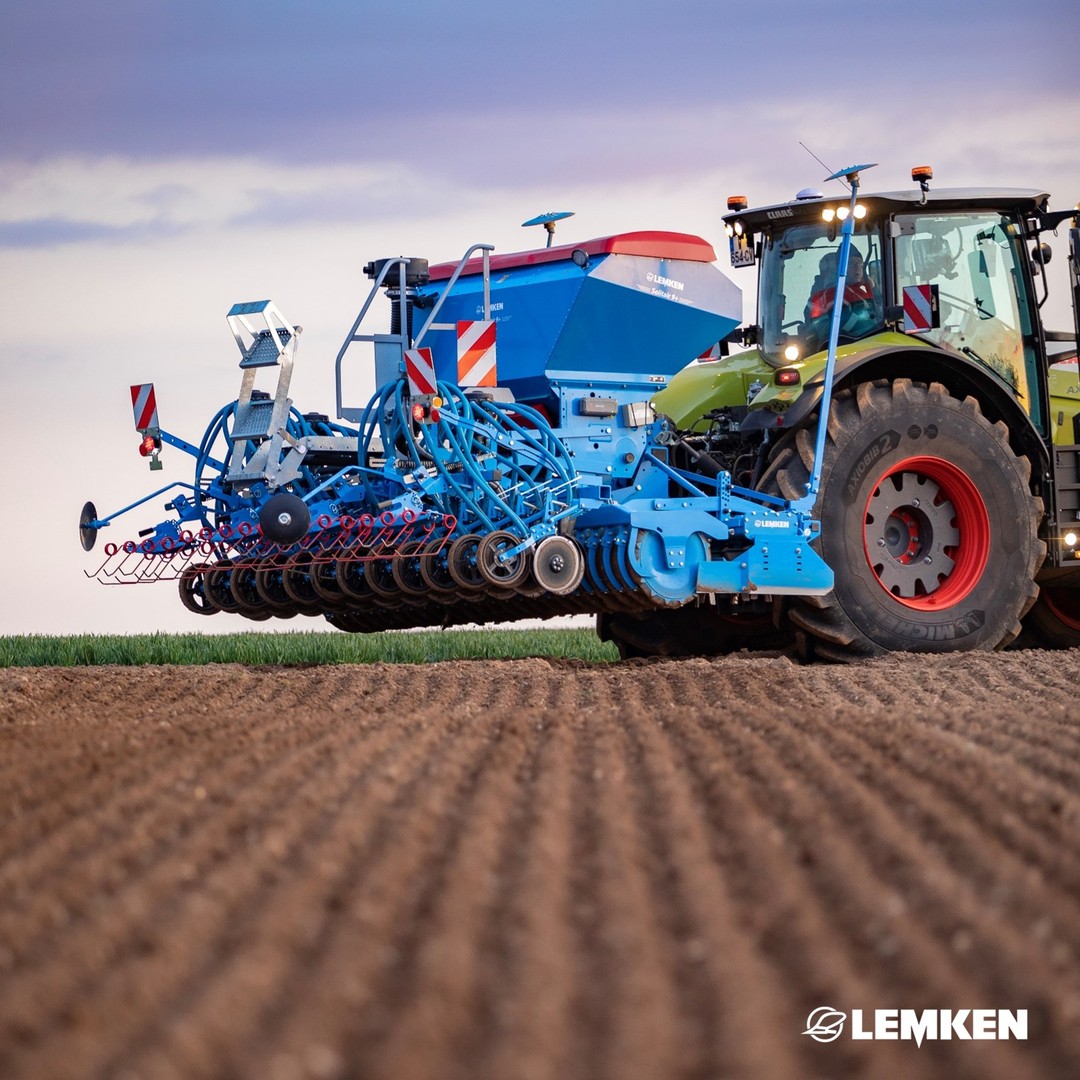 Our Solitair 9+ Duo pneumatic seed drill features a divided seed hopper and therefore offers multiple options for...