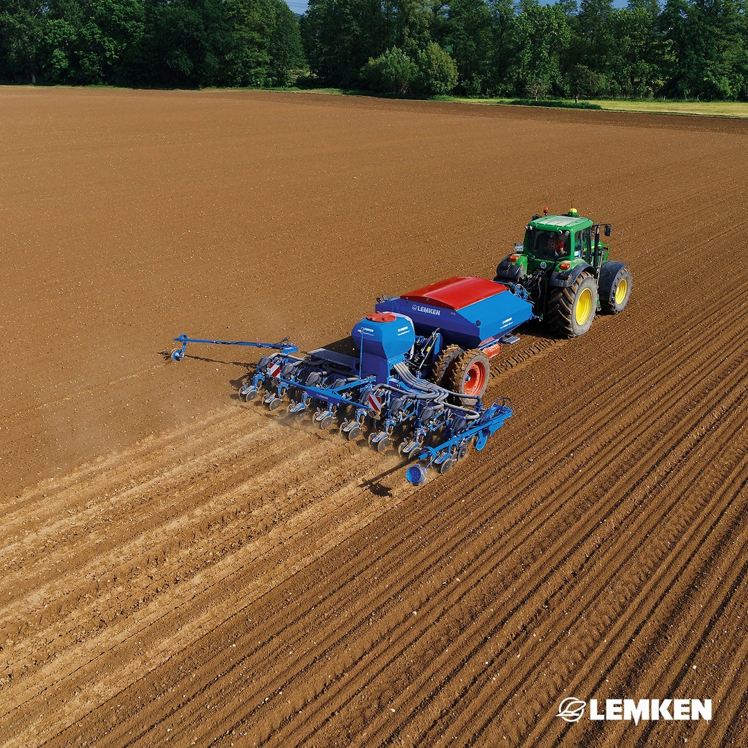 LEMKEN offers the Solitair 12 SW seed trailer for holding fertiliser when working with the Azurit single-seed drill on...