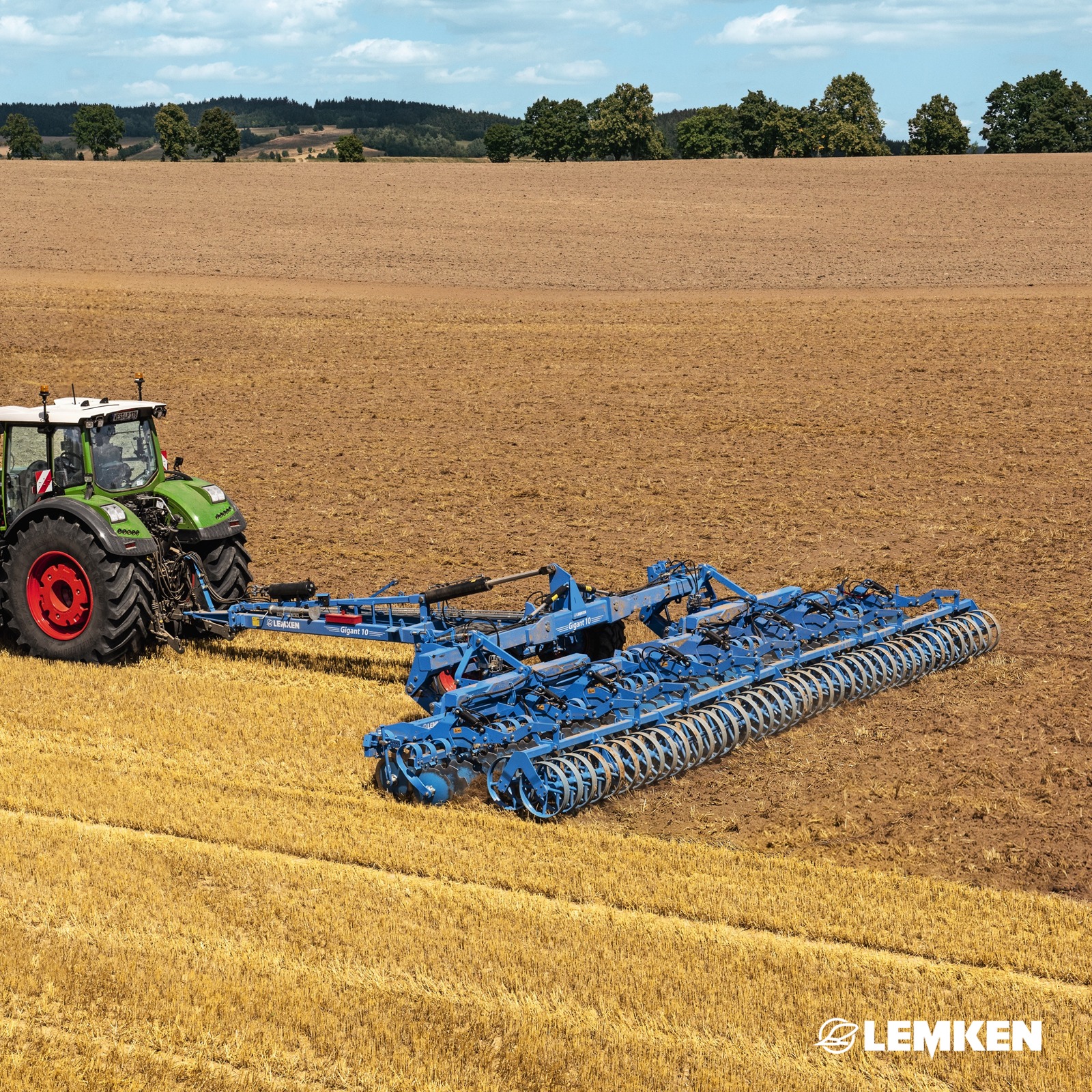 What is better than using one LEMKEN implement in the field? 🤔 Using several LEMKEN implements with one single carriage...