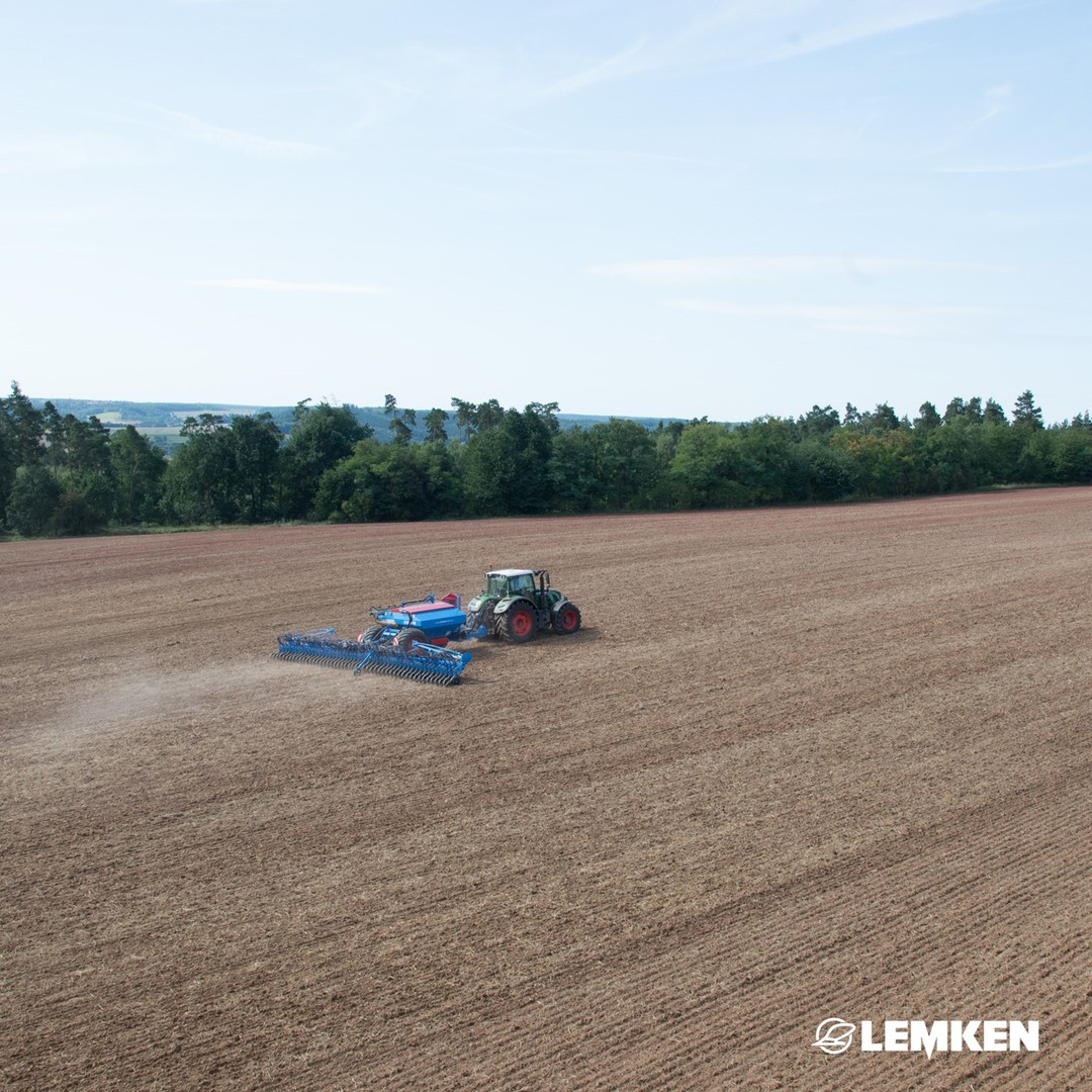 The Solitair 12 pneumatic seed drill rounds off the LEMKEN seed drill range as a solo machine with working widths of 8,...
